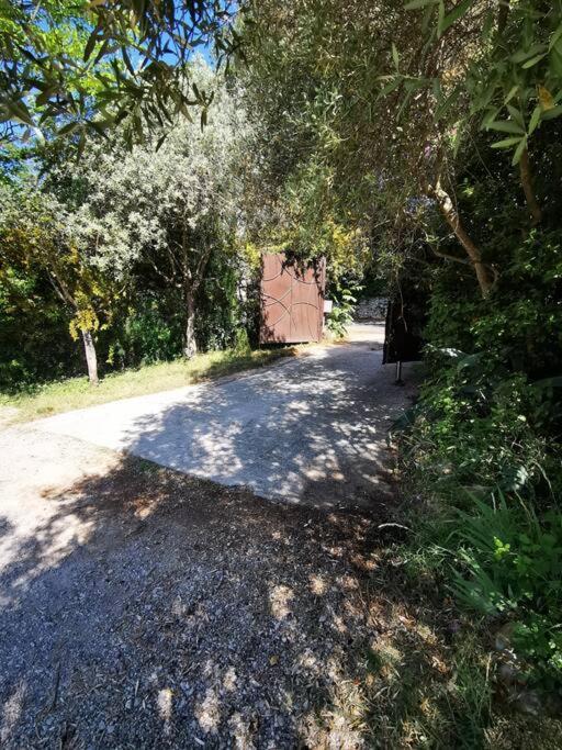 Entre Ventoux Et Luberon, Dans Maison. Malemort-du-Comtat