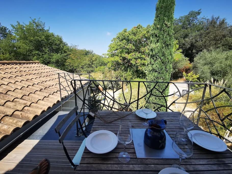 Apartment Entre Ventoux Et Luberon, Dans Maison. *