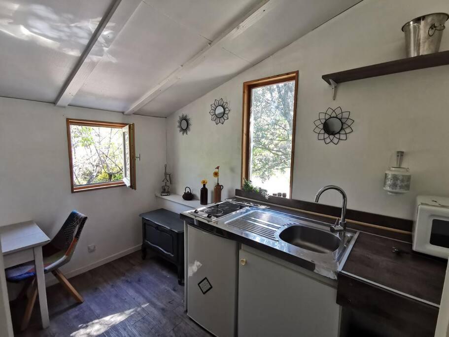 Apartment Entre Ventoux Et Luberon, Dans Maison. *